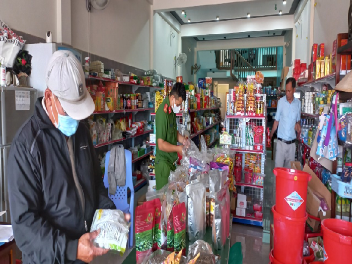 Xã Ea H’Leo: Kiểm tra an toàn thực phẩm trước Tết Nguyên đán Quý Mão năm 2023
